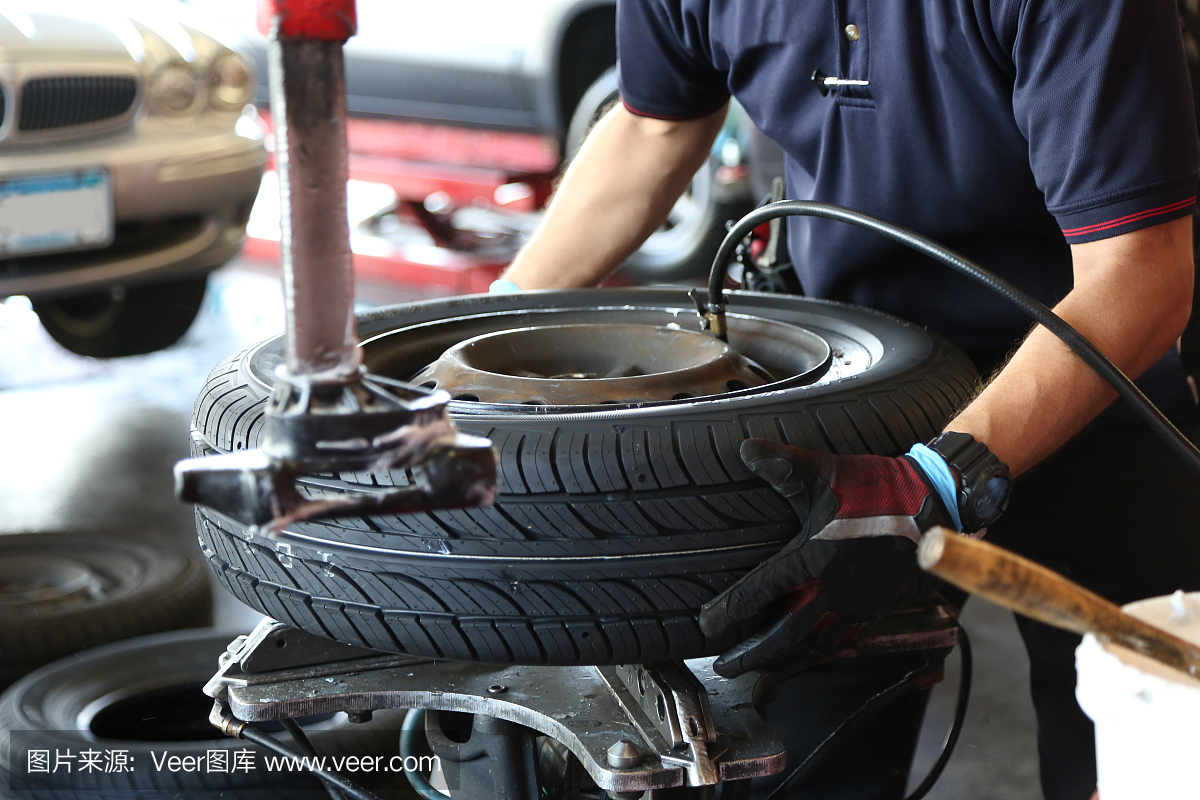 机械师在车身修理厂换轮胎